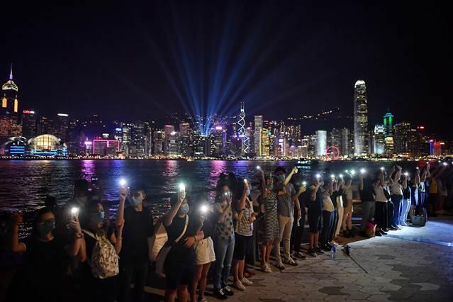 Hong Kong da Çin e karşı insan zinciri