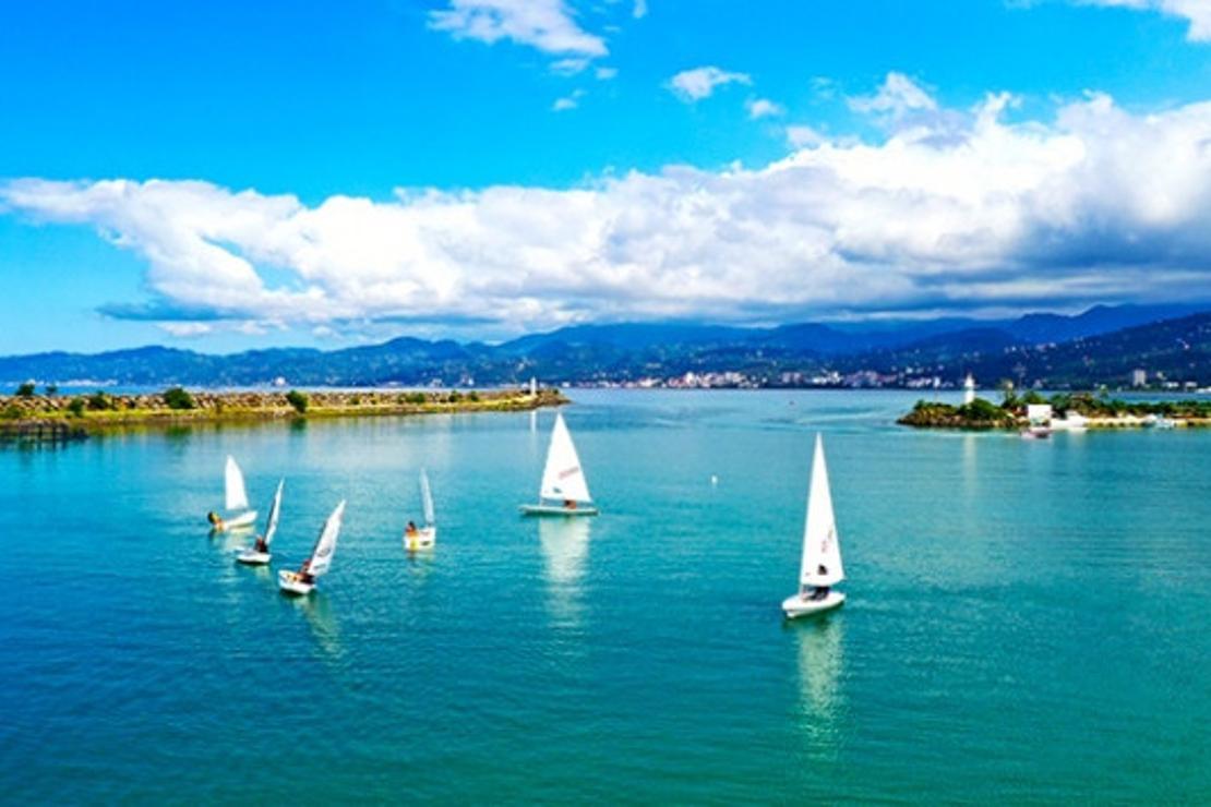 Yelken ve kanolar Karadeniz'in mavisine yakıştı