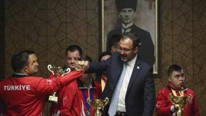 Bakan Kasapoğlu down sendromlu sporcularla buluştu