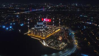 Çamlıca Camii'nde 15 Temmuz'a özel dev LED Türk Bayrağı