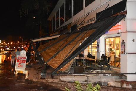 İzmirde üzerlerine yıldırım düşen baba ve kızı öldü... Kuzey Egeyi fırtına vurdu