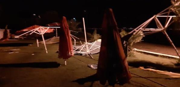 İzmirde üzerlerine yıldırım düşen baba ve kızı öldü... Kuzey Egeyi fırtına vurdu