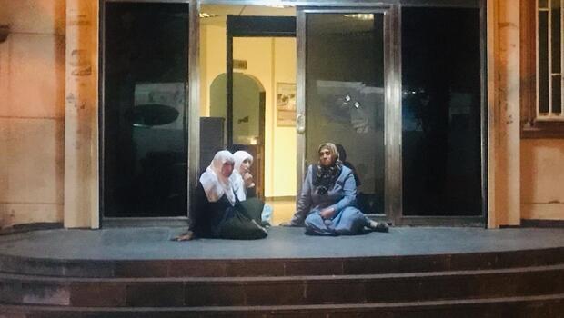 Oğlunun dağa kaçırıldığını iddia eden anne HDP önünde oturma eylemi başlattı