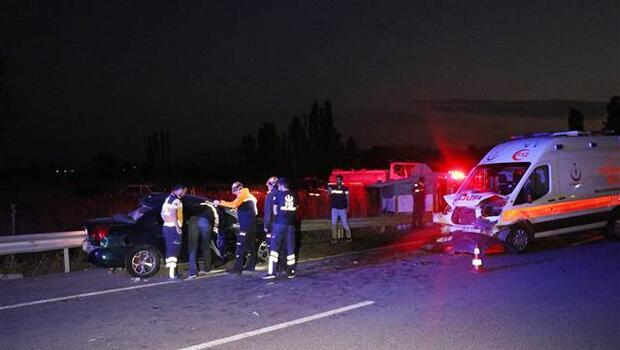 Ambulans ile iki otomobil çarpıştı: 2 ölü, 5 yaralı