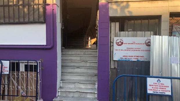 Fatihte uyarılara rağmen mühürlenen binaya girdiler