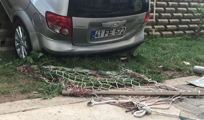 Akılalmaz kaza! Hamakta yatan çocuğun üzerine otomobil düştü Akılalmaz kaza! Hamakta yatan çocuğun üzerine otomobil düştü