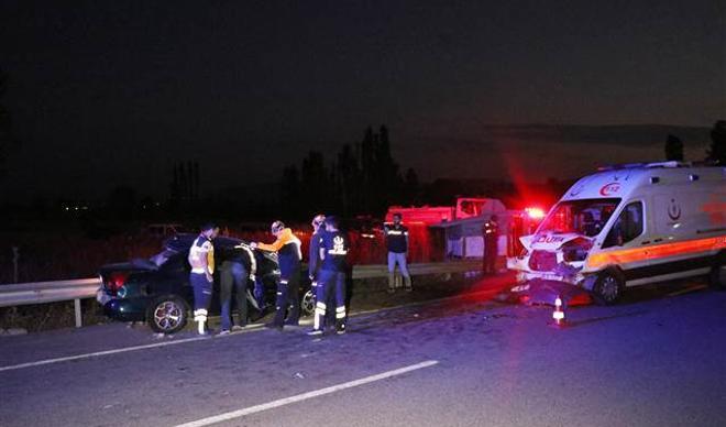 Ambulans ile iki otomobil çarpıştı: 3 ölü, 4 yaralı Ambulans ile iki otomobil çarpıştı: 3 ölü, 4 yaralı