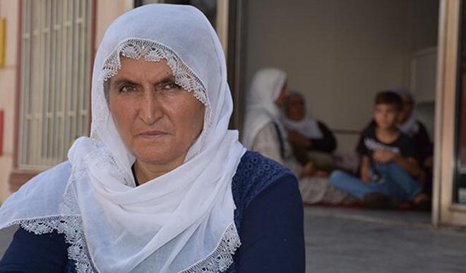 Oğlu için 4 gündür kapıda bekliyordu! Yeni gelişme Oğlu için 4 gündür kapıda bekliyordu! Yeni gelişme