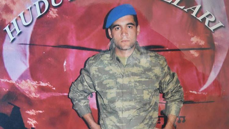 AĞRI’nın Doğubayazıt İlçesi’nde nöbet sırasında cinnet getiren bir askerin şehit ettiği 23 yaşındaki Er Akın Buluş’un Edirne’nin Keşan İlçesi’ndeki evine ateş düştü.