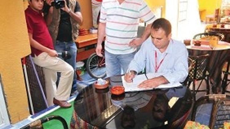 Yarı kapalı mekândaki kül tablasına bile af yok