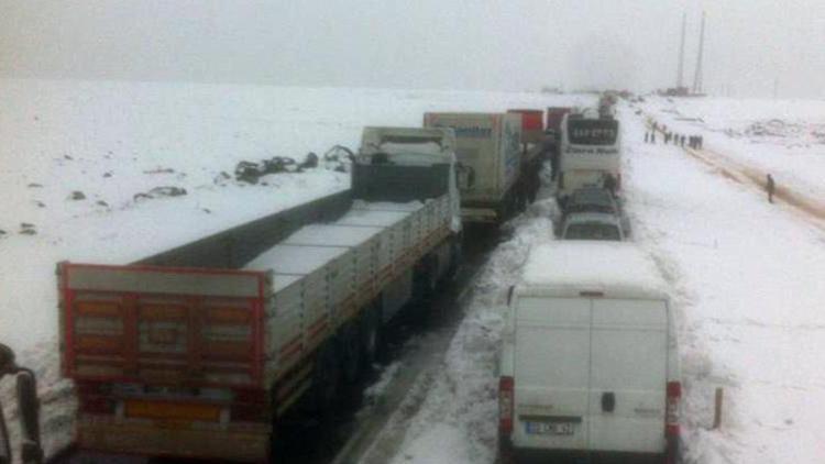 Yüzlerce araç binlerce insan mahsur
