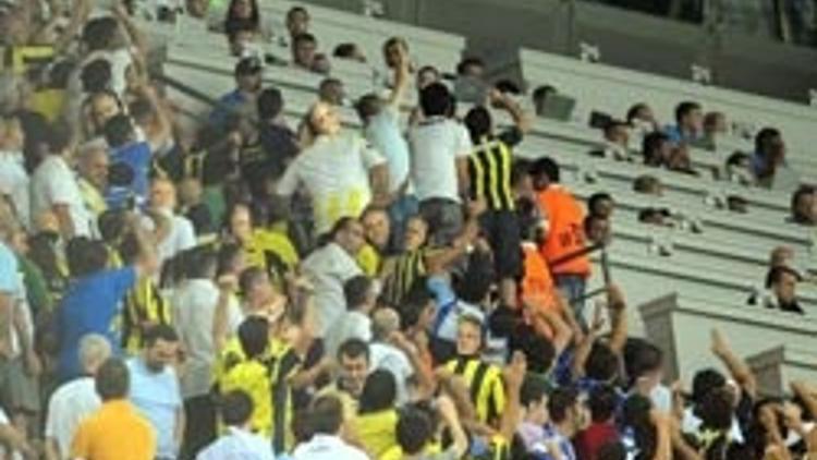 Taraftarlar basın mensuplarına saldırdı