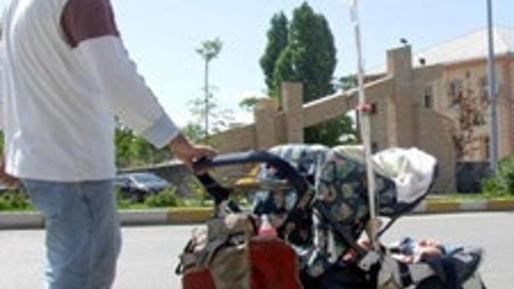 Yardım almak için çocuğunu hastaneden kaçırdı