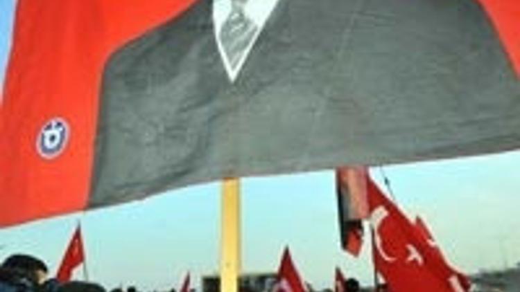 Ergenekon mahkemesi protestolarla başladı