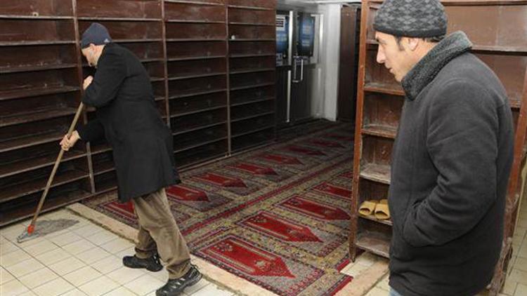 İmam 'bakanlar'ı savununca cemaat camiyi terk etti