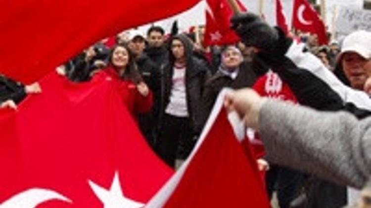 İsveç'teki Türkler 'soykırım' tasarısını protesto etti