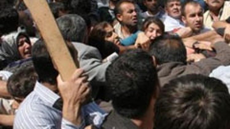 Hastane bahçesinde arbede