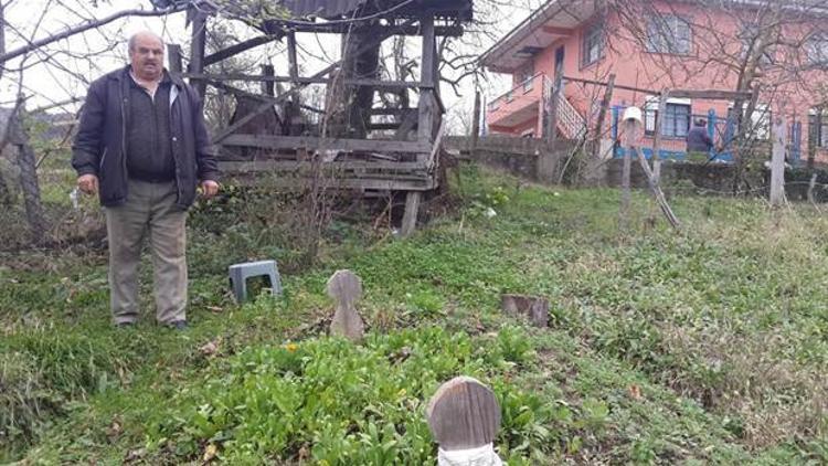 Annesinin mezarının evinin bahçesinden kaldırılmasını istiyor