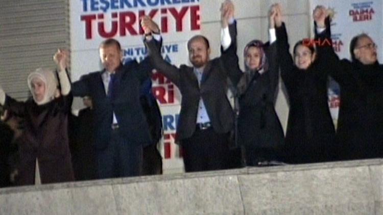 'Balkon konuşması'na ailesiyle çıktı