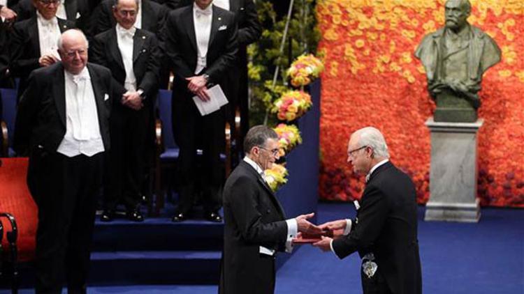 Stockholm'de tarihi tören: Aziz Sancar, Nobel Kimya Ödülü'nü aldı