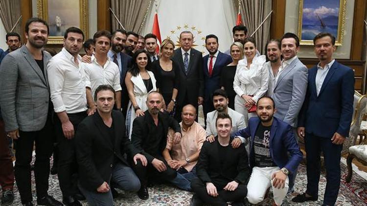 Cumhurbaşkanı Erdoğan, Demokrasi Nöbeti'ne katılan sanatçıları kabul etti