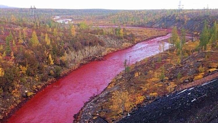 Kan kırmızı nehir görenleri hayrete düşürdü!