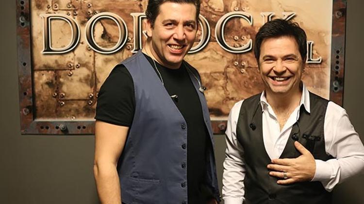 Bora Öztoprak ve Emre Kınay "Sezen Aksu Şarkıları Gecesi" için sahnede