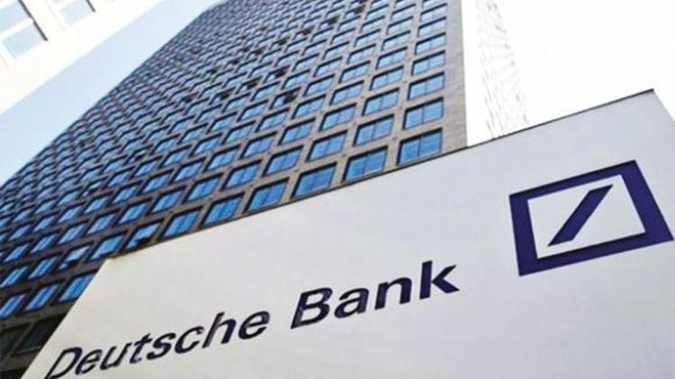 Fitch Deutsche Bank'ın kredi notunu indirdi