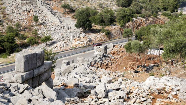 Antalya'da 2300 yıllık yol bulundu