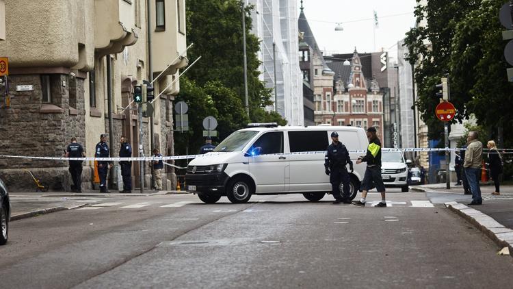 Helsinki'de araç kalabalığa daldı