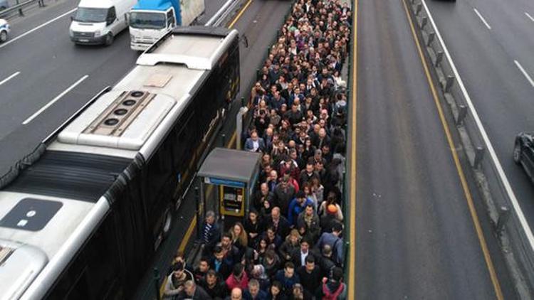 Metrobüs yolunda oluşan trafik sosyal medyada büyük tepki aldı!