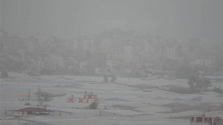 Mersin'i toz bulutu sardı, görüş mesafesi 1 kilometrenin altında