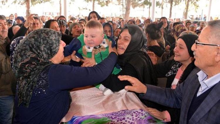 6 aylık bebeğini tabutun üzerine koyarak son yolculuğuna uğurladılar