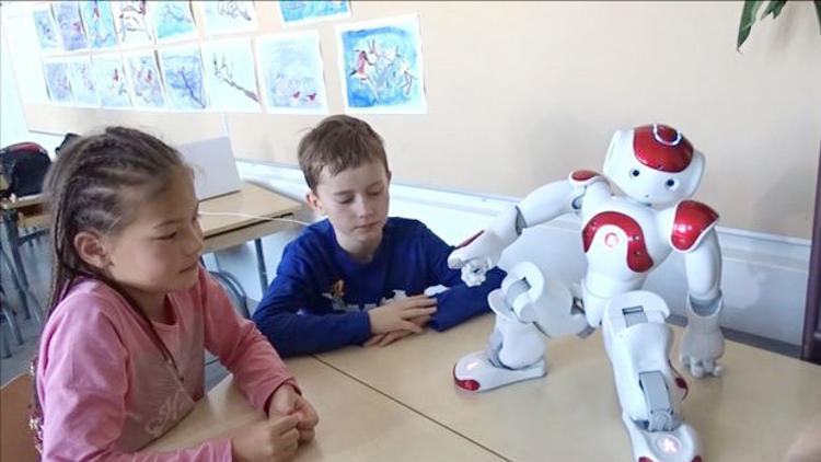 Robot öğretmen ‘Elias’ ders başında