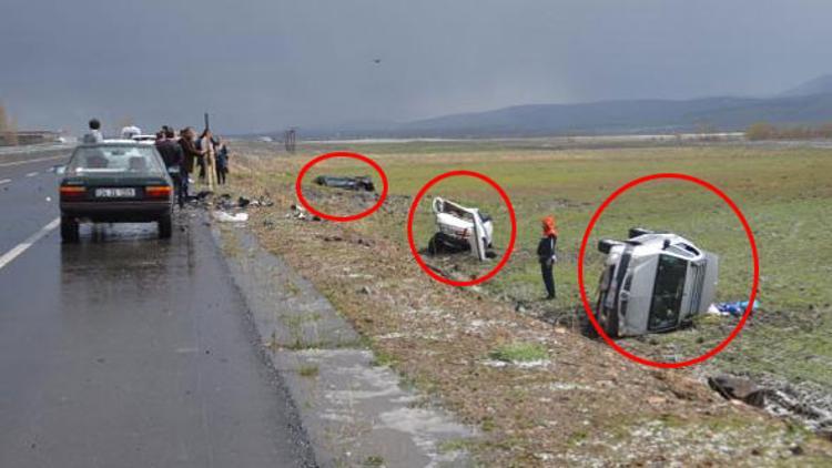 4 araç peÅŸ peÅŸe ÅŸarampole yuvarlandı!
