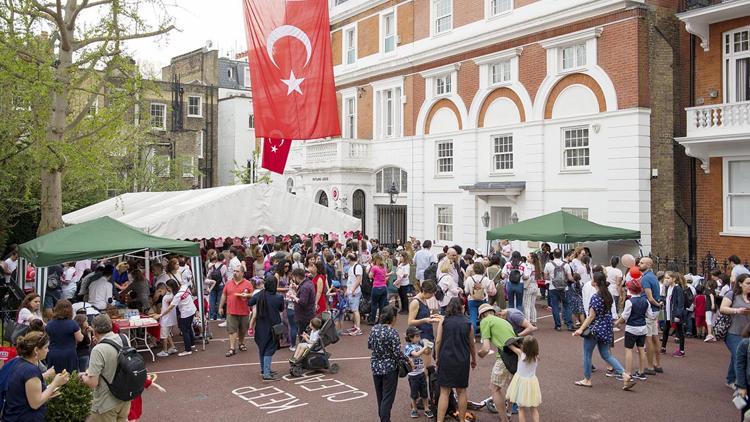 23 Nisan kutlamaları Londra’da sokağı kapattı, İsveç'te 10 bin kişi katıldı