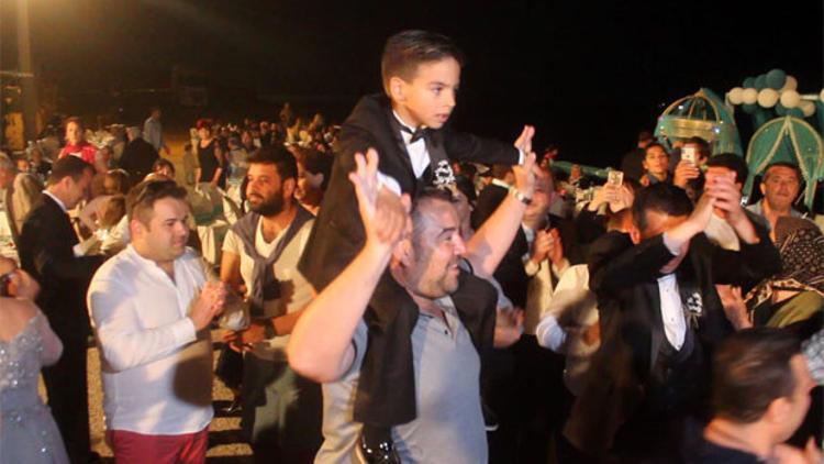 Bozcaada’daki sünnet düğününe Ata Demirer damgası