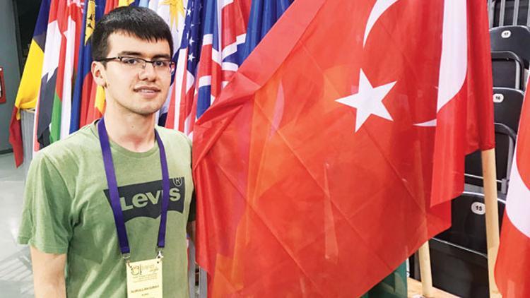 Matematik olimpiyatlarından altın madalyayla döndü