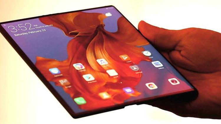 Huawei Mate X: Hem ekranı katlanıyor hem de...