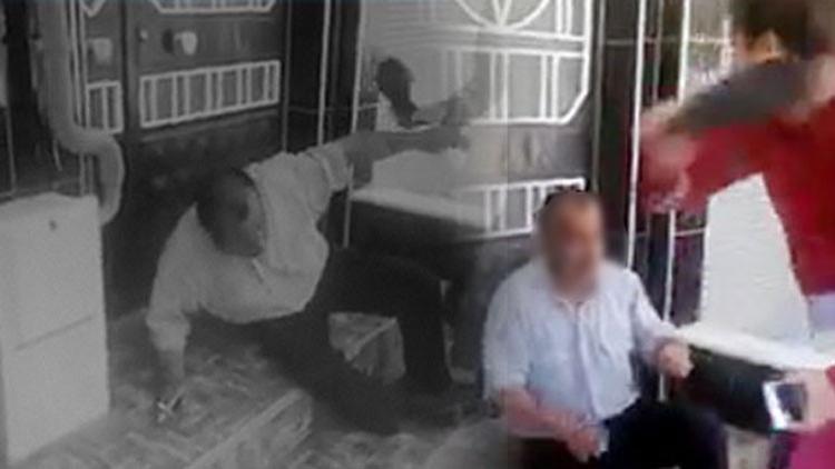Taciz şüphelisini terlikle dövüp, polise teslim ettiler