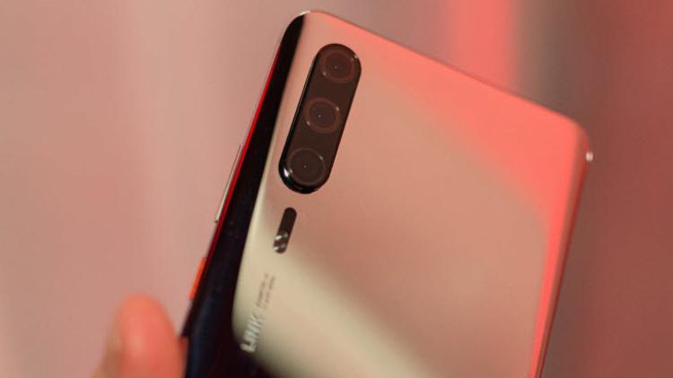 Google, Huawei'nin iki 'bomba' telefonunu listeden çıkardı