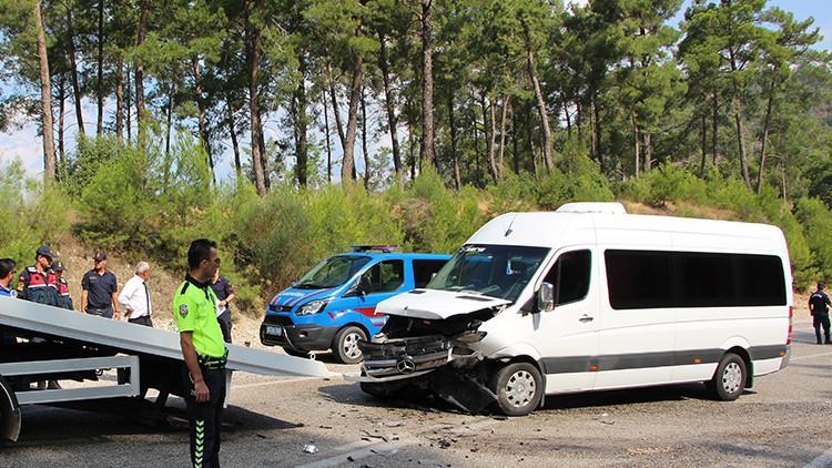 Tur minibüsüyle otomobil çarpıştı