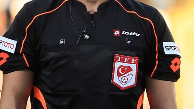 Kırmızı kart gösteren hakeme saldırdılar