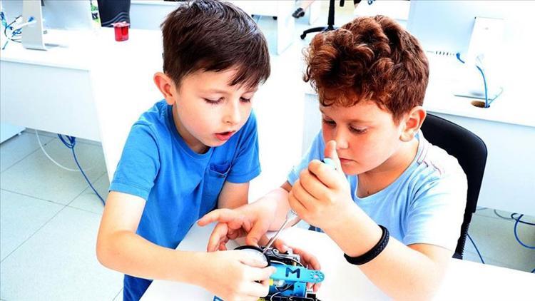 Ortaokul ve liseden önce üniversite ile tanıştılar