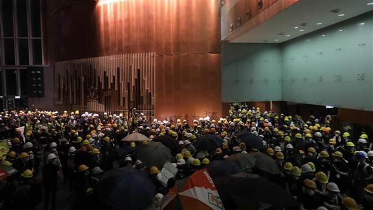 Hong Kong yönetiminden Meclisi basan protestoculara kınama