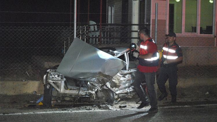 İzmir'de 2 otomobil çarpıştı: 2 ölü, 1 ağır yaralı