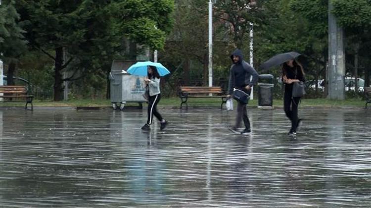 İstanbul'da sağanak yağış vatandaşlara zor anlar yaşattı