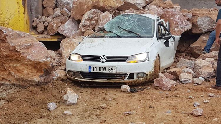 Feci ölüm! Kamyondan dökülen kayaların altında kaldı