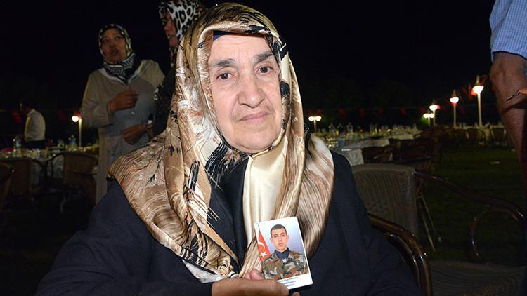 15 Temmuz şehidinin annesi: Kanımızı veririz vatanımızı vermeyiz