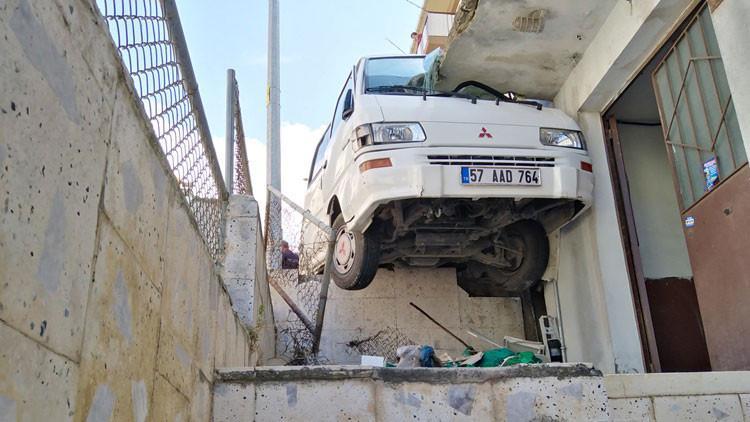 Akılalmaz kaza! Minibüs yol ile balkon arasına sıkıştı
